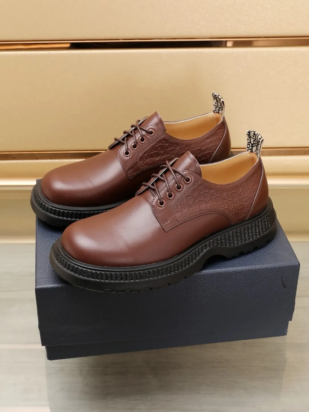Factory P500💰Dior Buffalo's new low-top Derby casual leather shoes, a new product in the 2024 spring men's series, ideally combine unconventional characteristic elements with Dior's high-end aesthetic style. The original first-grain calfskin upper features side panels with a tonal debossed Oblique print, and the chunky rubber sole showcases a crepe-effect design. Styled with wide leather laces and Oblique-printed rear pull tabs, they add a modern touch to any look. Practical and stylish, it can be easily paired with a variety of casual looks. Size: 38-44 (45 customized)